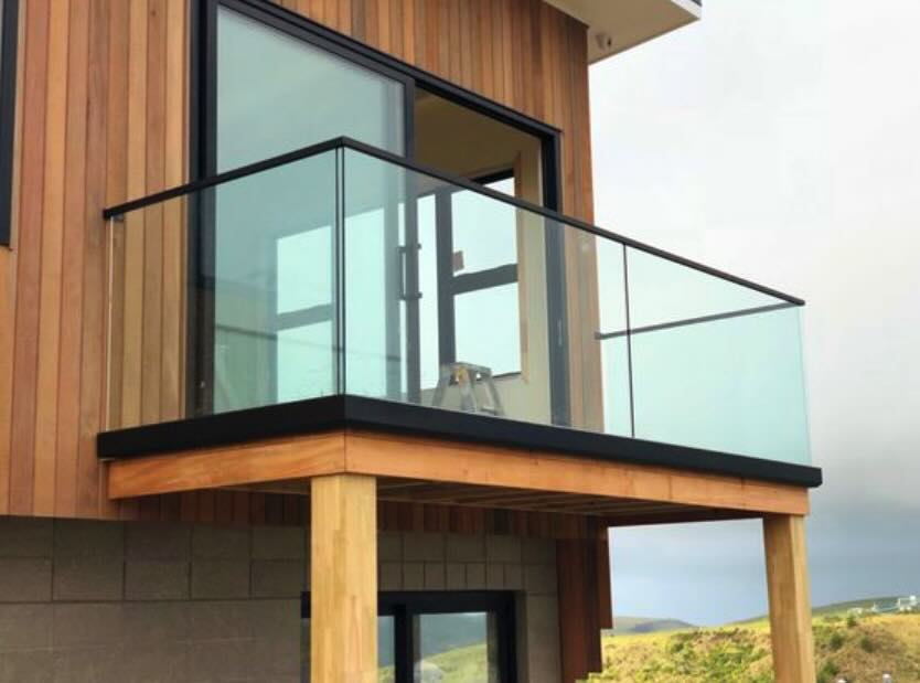 Balconera de vidrio en fachada moderna